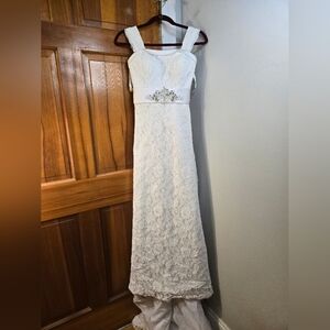 Moda Bella Elegant White Lace Wedding Gown With Silver And White Detail. Sz 6
